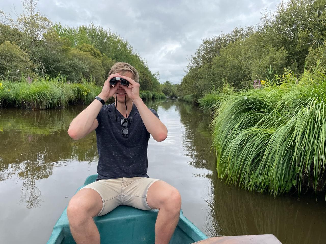 Tobias im Boot mit Fernglas